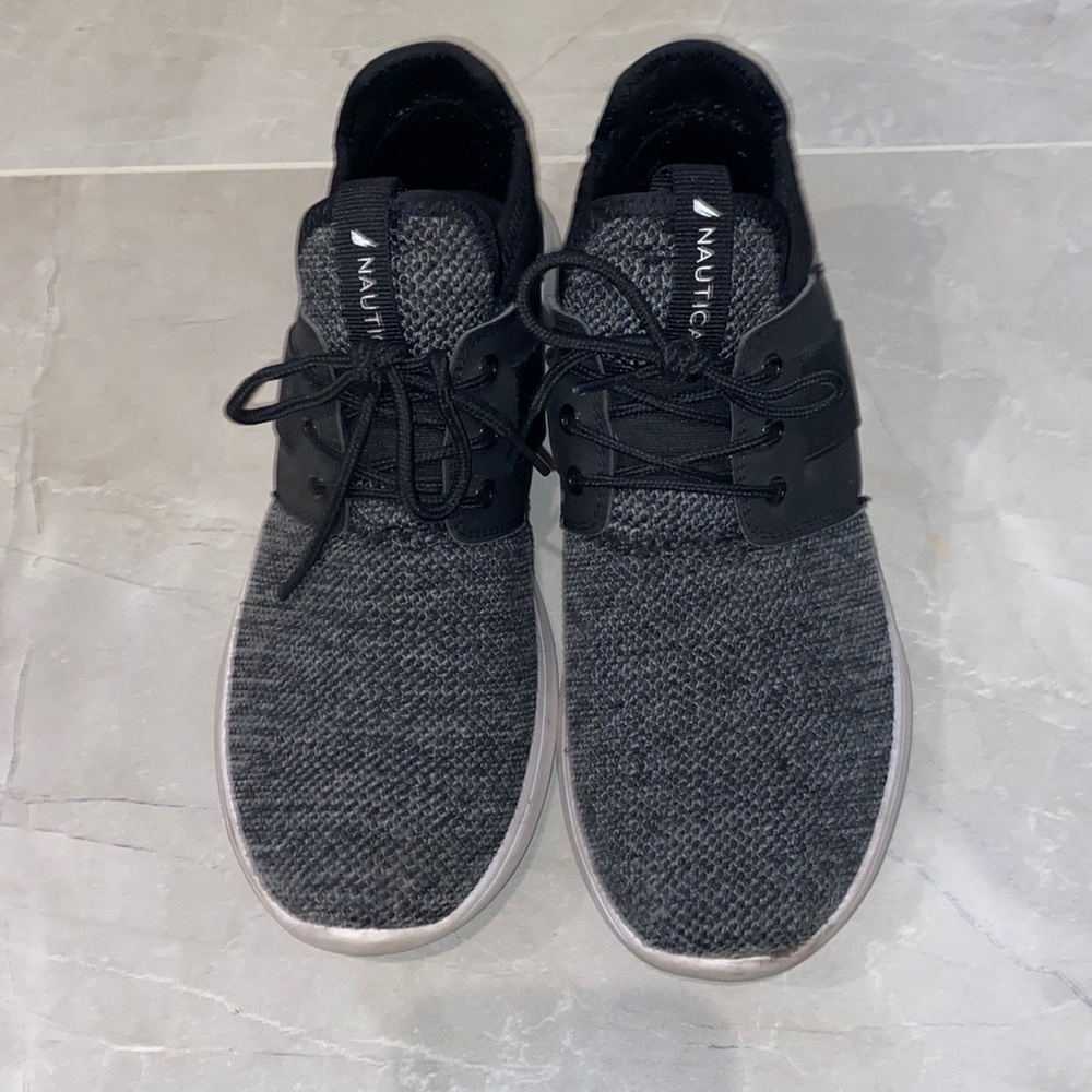 black nautica tennis shoes
